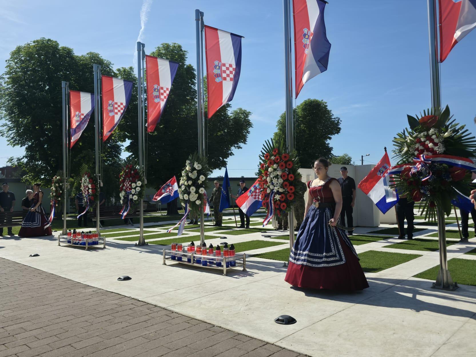 Vijenci i zapaljene svijeće u povodu Dana državnosti