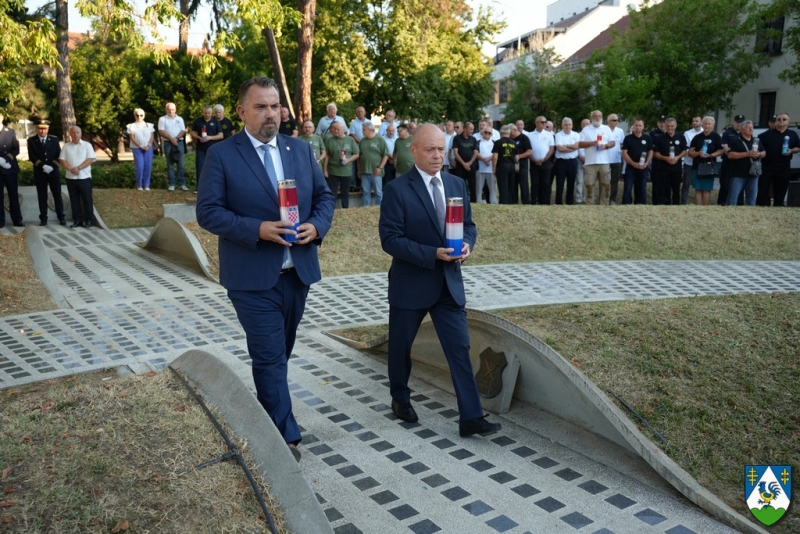 Vijenci i svijeće uoči Dana pobjede i domovinske zahvalnosti i Dana hrvatskih branitelja
